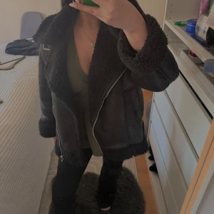 Svart teddyfodrad jacka  - Hej! Säljer min svart jacka med teddyfoder. Jackan har dragkedja och är långärmad med muddar och krage i teddy. Den är helt ny och oanvänd.