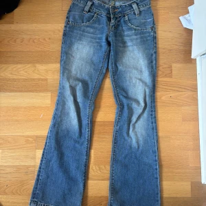 Lee jeans - Säljer dessa skitsnygga blåa Lee jeansen då de tyvärr är försmå! Köpta på karlaplan loppisen men aldrig använt själv. Kan tyvärr inte skicka bilder på då jag inte får på mih dem❣️ Passar XS😋