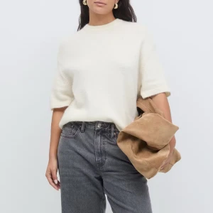 Stickad kortärmad tröja  - Säljer en stilren vit stickad tröja från Totême med korta ärmar och rund halsringning. Tröjan har en avslappnad passform och är perfekt att styla till både jeans och kjol. Supermjuk och enkel att matcha!