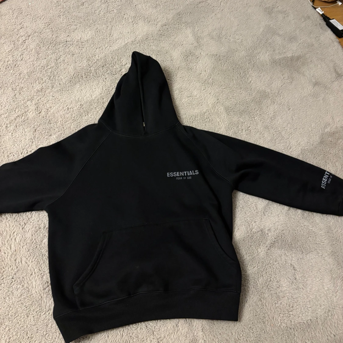 Svart hoodie från Essentials