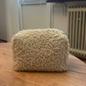 Teddynecessär - Super gullig liten beige teddynecessär från nakd🤍 aldrig använd!