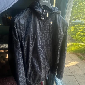 Stilren marinblå windbreaker från Sandro – helt ny! -  Säljer en exklusiv windbreaker från Sandro i en klassisk marinblå färg. Jackan är helt oanvänd och köpt i New York. Nypris: 6 000 kr – mitt pris: 4 000 kr.  Alla originaltillbehör medföljer, inklusive påse och kvitto. Perfekt för dig som söker en snygg och kvalitativ jacka till ett bättre pris!   Storleken är XS men passar utan tveka som S  Snabb affär? Då kan vi diskutera priset. Hör gärna av dig vid intresse eller frågor!