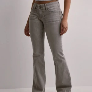 Nelly jeans - Gråa lågmidjade jeans från Nelly som är slutsålda, inköpta för 699kr. Knappt använd. Storlek 38/M. Har inga bilder på. Pris kan diskuteras vid snabb affär🩷