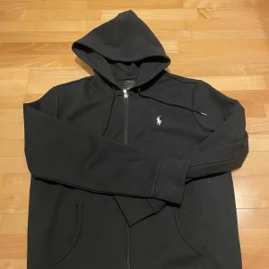 Ralph Lauren Zip Hoodie - Hej, säljer nu denna Svarta Zip Hoodie från Ralph Lauren. Riktigt fint skick, tvättad skonsamt så tyg och färg är i princip nyskick. Storlek M Hör gärna av er vid frågor. 😃