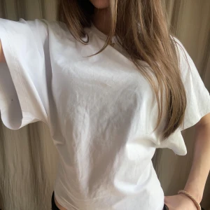 Vit t-shirt med lös passform från Nelly - Säljer en vit t-shirt från Nelly med lös och oversized passform! Den är i storlek S och är helt oanvänd, hör av er om ni är intresserade!💗💗