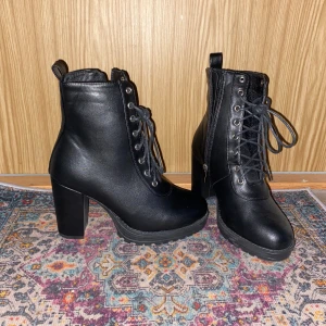 Boots/Kängor - Svarta boots/kängor, helt nya endast testade, storlek 39 men rätt så små i storlek så skulle definitivt säga att det är storlek 38