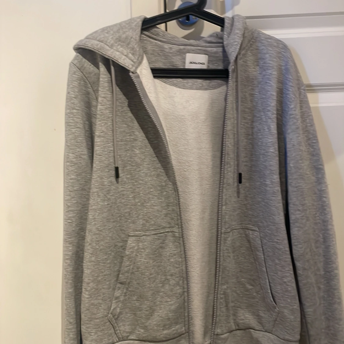 Grå hoodie med dragkedja från Jack & Jones - 2