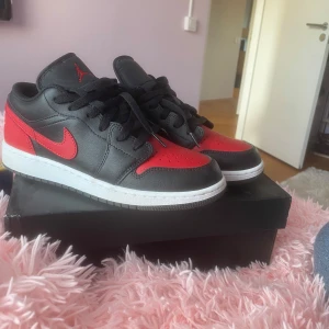 Jordans  - Säljer mina Jordans skor för att jag köpte dom i fel färg, använt typ 3 gånger. Inga skador och lådan till skorna kommer med. 