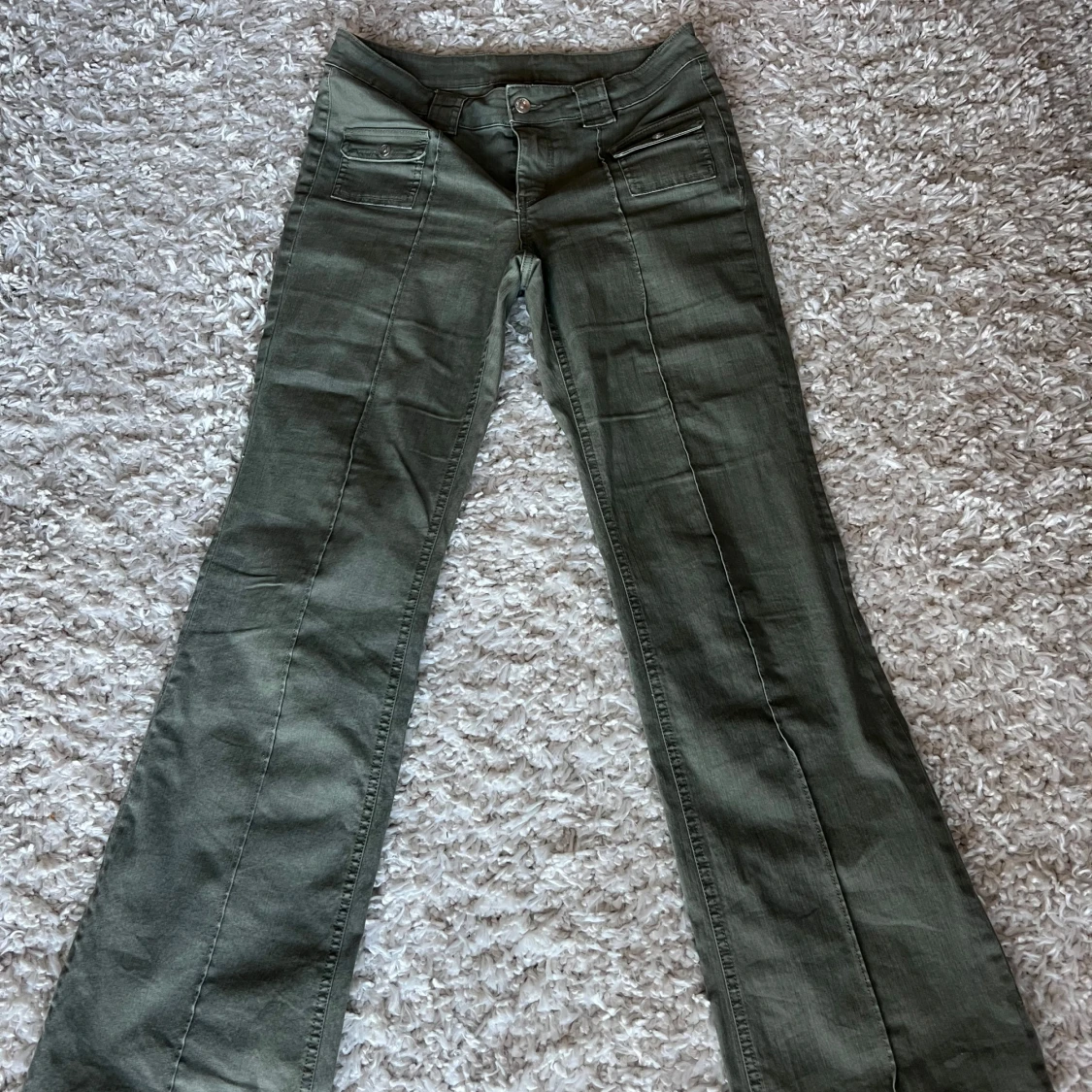 Gröna jeans med fickor fram