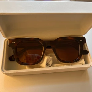Solglasögon CHIMI 04 - Solglasögon från Chimi i storlek 04 och färgen tortoise. Köpt för under ett år sen och använd väldigt fåtal gånger. Kommer i originalfärpackning och alla tillbehör.