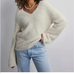 Fluffig stickad tröja - Mysig vit stickad tröja med v-ringad hals och långa ärmar från Gina tricot. I mycket bra skick💕