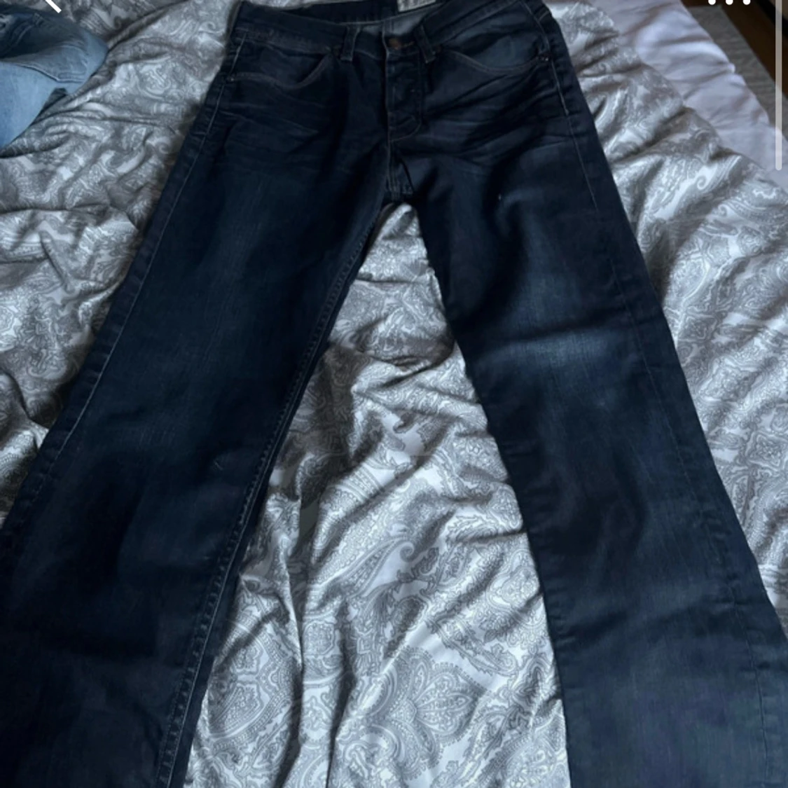 Mörkblå raka jeansbyxor