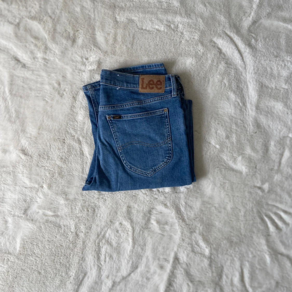 Säljer jättesnygga klassiska blåa jeans från märket Lee - 2
