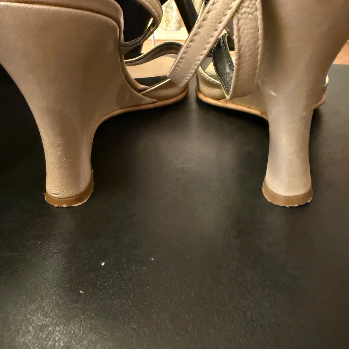 Beige sandaler med klack från Pados - 2