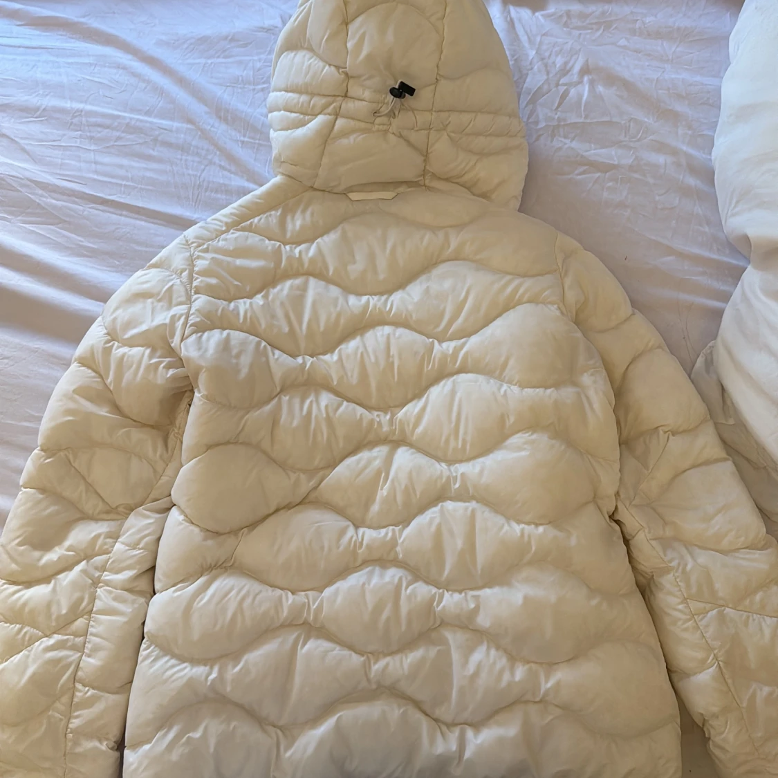 Vit dunjacka med huva från Peak Performance - 2