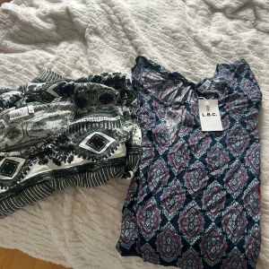 Mönstrad ärmlös klänning från Indiska - Säljer två klänningar en har pris lapp kvar 