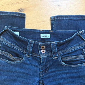 Mörkblå jeans från Pepe Jeans - Säljer dessa mörk blåa Pepe Jeans, har använt de ett fåtal gånger och de är i väldigt bra skick. De är också väldigt stretchiga. PRIS GÅR ATT DISKUTERAS
