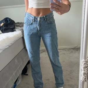 Ljusblå raka jeans från BikBok - Säljer ett par ljusblå BikBok jeans med rak passform och låg midja. De är låga där fram men högre bak.