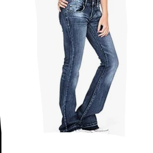 Blå bootcut jeans - Snygga blå bootcut jeans med låg midja. Jeansen har en lätt tvättad look. Jätte fina på och jätte sköna.Säljer för att jag inte anfört och de är små.