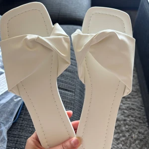 Vita sandaler  - Helt nya inte använda alls eftersom dom va för små på mig , passar till dom som har storlek 38-39 