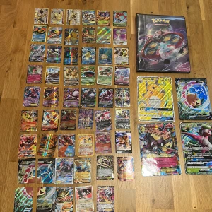 Pokémon kort - Säljer massa Pokémon kort med högt värde. Få är i lite lite sämre skick men de allra mesta är i bra skick. Du får även med en pärm som är i bra skick med några stora Pokémon kort. 