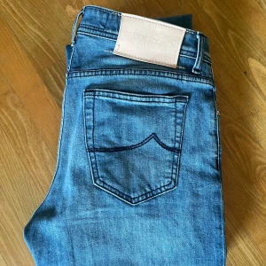 Jacob cohen jeans - Ett par snygga 2024 new season Jacob cohens i snygg blå färg. Tags sitter kvar på jeansen. Storlek 32 i den populära modellen bard. 