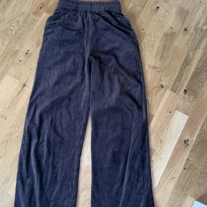 Mörkbruna mjukisbyxor från Bik Bok - Mysiga mörkbruna mjukisbyxor från Bik Bok med resår i midjan och raka, vida ben. 