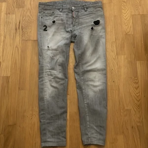 Dsquared 2 jeans  - Riktigt fetta jeans som har olika slitiningar runt hela byxan. Jag gillar jeansen för mycket men är tvungen att släppa de eftersom att den ej passar mig längre.