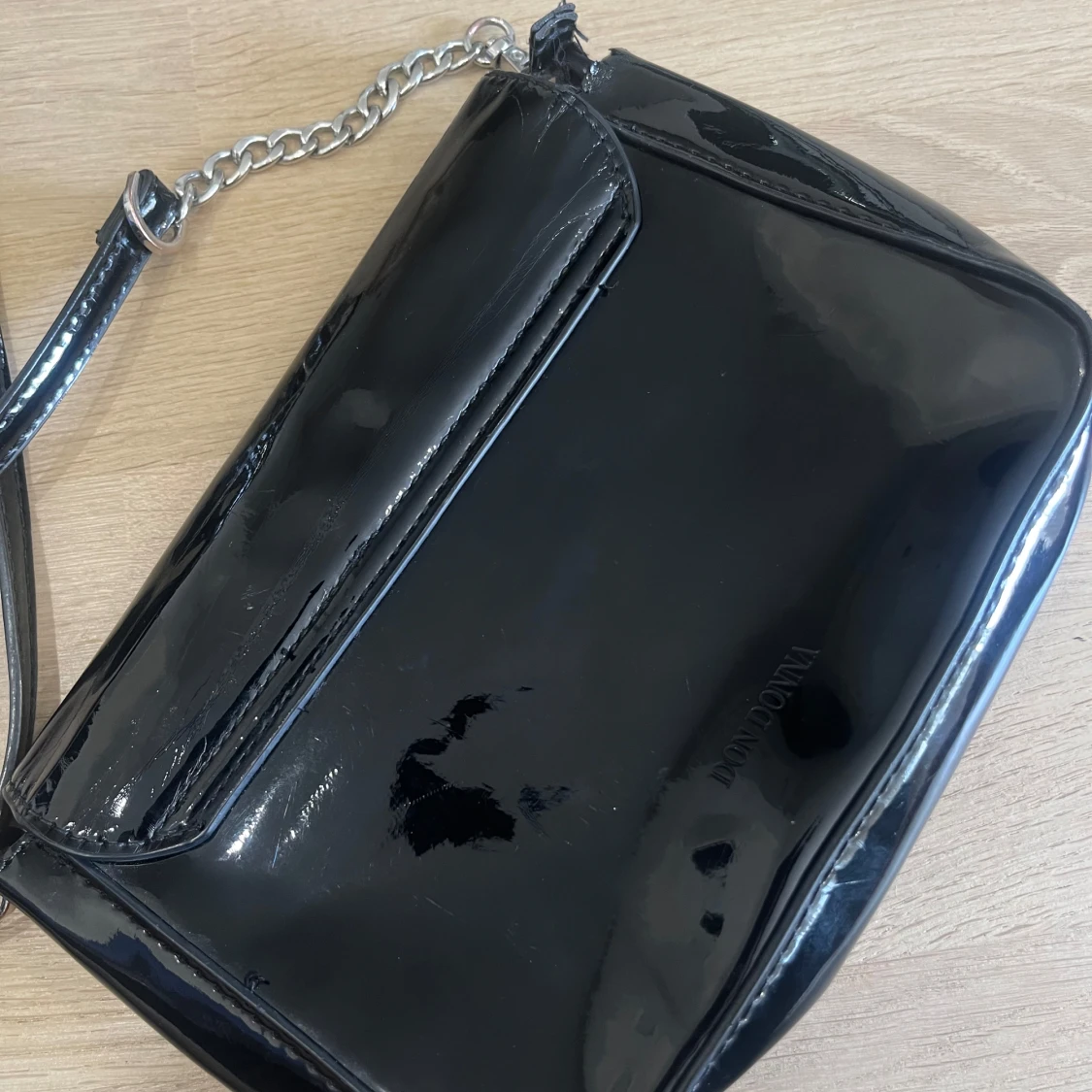 Svart axelväska i lack med silverkedja - 2