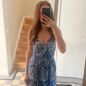 INTRESSEKOLL Så fin sommarklänning - Intressekoll på denna sååå fina sommarklänningen köpt i Nice. Den har en enkel och klassisk design med ett så fint mönster och med omlott upptill och resår i midjan. Står ingen storlek men passar xs och s. Lägg prisförslag om du är intresserad 💝