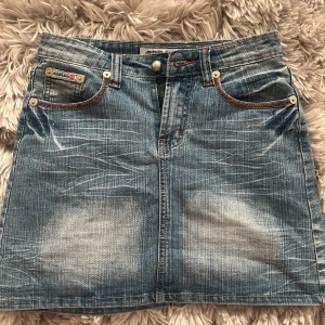 Jeans kjol - midjemått tvärs över: 34 cm  Längd: 40 cm. Går att klippa om man vill ha den kortare 💞