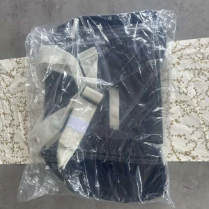 Marinblå weekendbag från Kyäni - Säljer en marinblå weekendbag från Kyäni med vita handtag och axelrem. Väskan har dragkedja upptill och ett mindre fack framtill med Kyäni-logga. Perfekt storlek för en kort resa eller gymmet. Helt oanvänd!