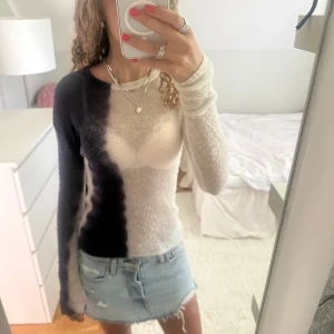 Stickad genomskinlig topp Weekday - Skitsnygg stickad tröja ifrån Weekday!!💕Storlek xs men passar även xxs/s. Fint skick🥰