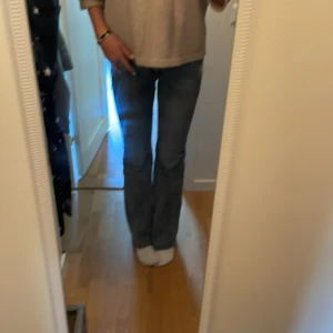Blå bootcut jeans från Nelly - Snygga blå jeans från Nelly med bootcut passform och låg midja. Jeansen har klassiska fem fickor, coola detaljer med bling på bakfickan och silvriga knappar. Perfekta om du gillar en lite retro vibe och vill ha ett par jeans som sticker ut. Säljer pågrund av för mycket jeans ❤️jag är 174 passar för S och M