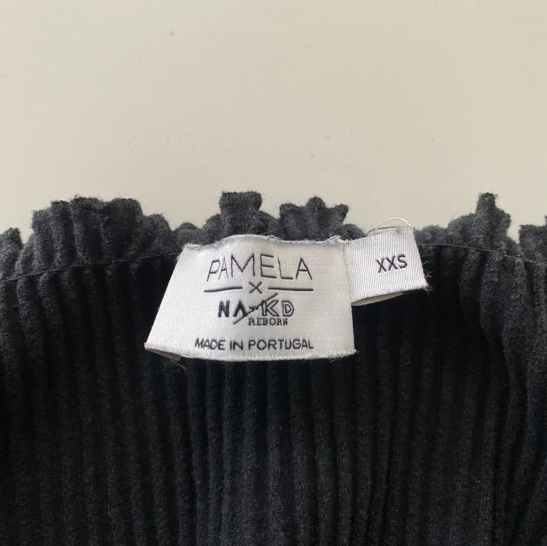 Svart offshoulder topp från NA-KD x Pamela - 2