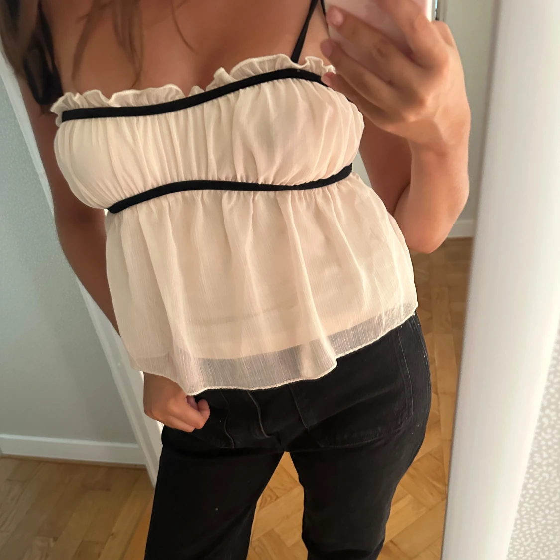 Söt volangig linnetopp med svarta band - 1