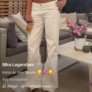 Zara Vita wide jeans med låg midja - Säljer ett par helt nya vita jeans med låg midja och wide fit med prislappen kvar. Byxorna har klassisk femficksdesign ,vida ben som ger en avslappnad vibe.💕💕