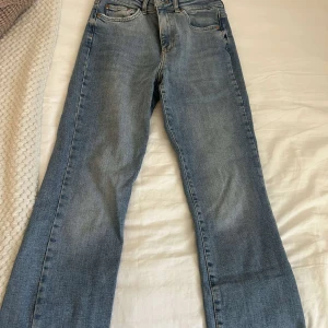 Blå jeans från g perfect jeans, stl 34 - Snygga ljusblå jeans från g perfect jeans i klassisk femficksmodell. Jeansen har rak passform och normal midja, tillverkade i mjukt denimtyg. Perfekta till sneakers eller boots för en chill look.