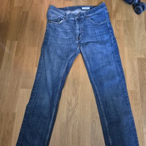 Blå jeans Tiger of Sweden Leon 32/32 - Snygga blå jeans från Tiger of Sweden, modell Leon.  Dom är i super bra skick och I storlek 32/32