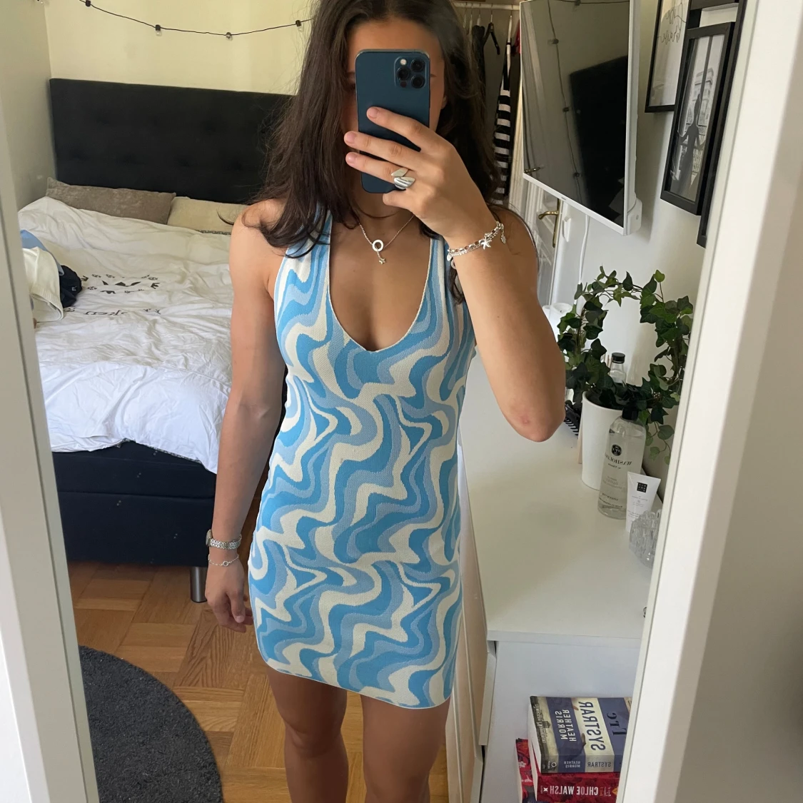 Blå och vit mönstrad klänning Gina Tricot