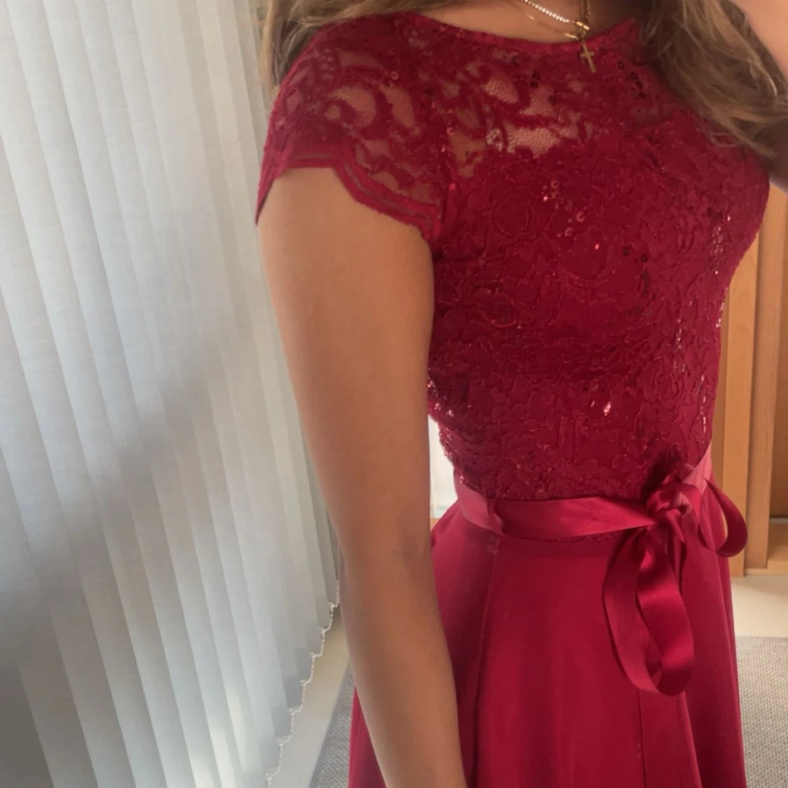 Vinröd spetsklänning med rosett - 2