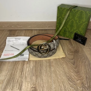 Beige bälte  - Helt nyt bälte. Fantastiskt mönster och färg.         Medföljer: Allt som syns på bilden                                                        Priset går att diskutera.                                               Fler snygga och nya accessoarer på profilen.