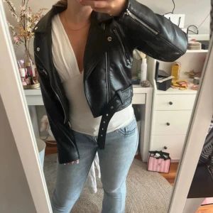 stockholmstil skinnjacka  - super fin använd fåtal gånger🩷 se defekt på sista bild (därav priset)