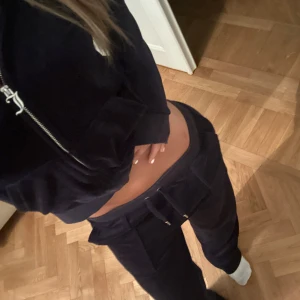 Mörkblåt juicy sett, tröjan är M o byxorna S - Mysiga mjukisbyxor med låg midja. Byxorna har snörning i midjan och två stora fickor med knappar baktill. Perfekta för chill dagar hemma eller när du vill vara bekväm men ändå snygg.