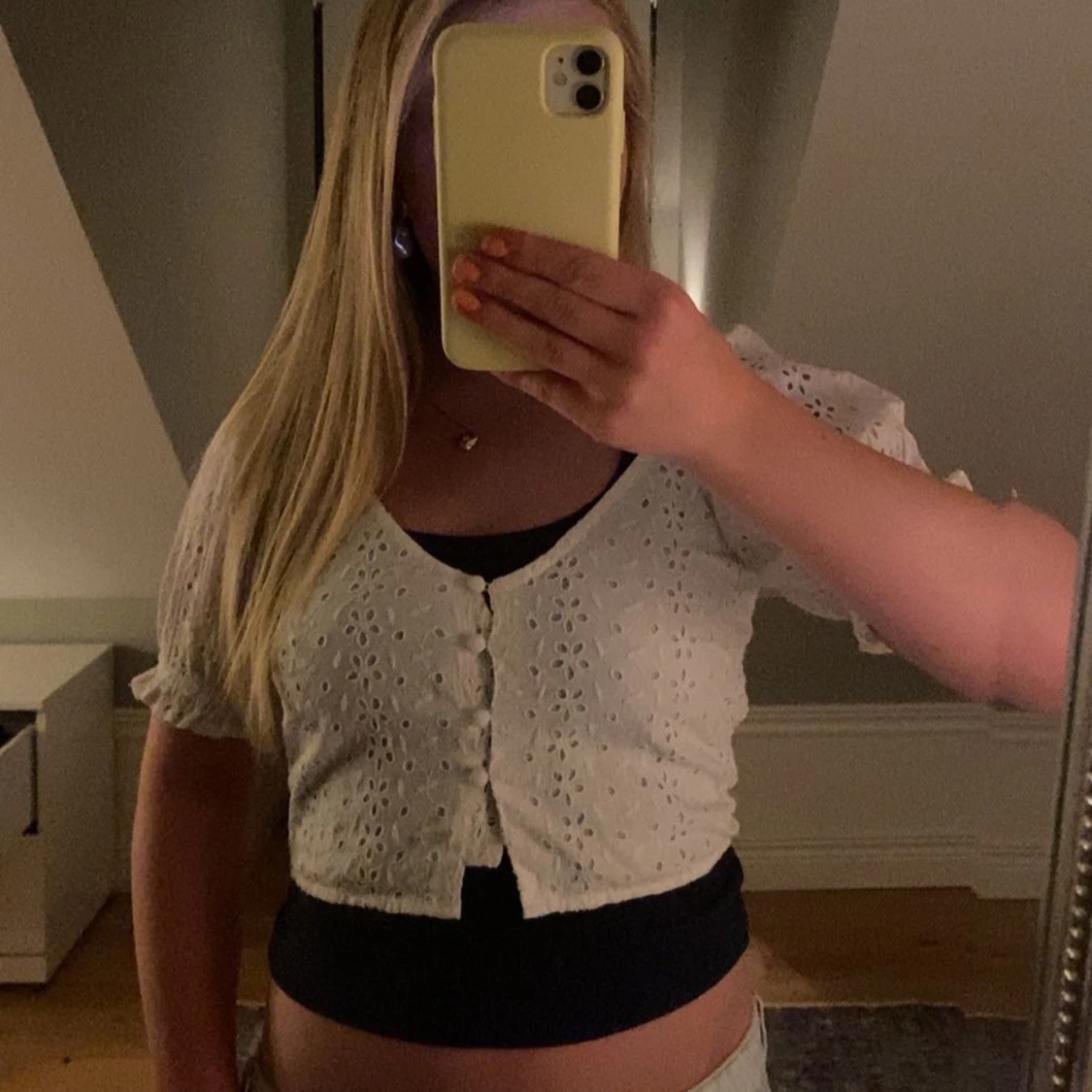 Vit broderad blus med knappar - 1