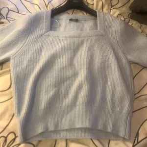 Ljusblå ribbstickad kofta - Supersöt ljusblå stickad kofta från Gina tricot med fyrkantig ringning. Långärmad och mjuk, Snygg passform och en slit på slutet av ärmarna 