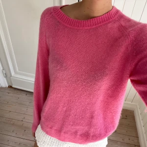 Rosa stickad tröja från MSCH Copenhagen - Supermysig rosa stickad tröja från MSCH Copenhagen med rund hals och långa ärmar. Passar perfekt både till sommarkvällar och hösten 🤗