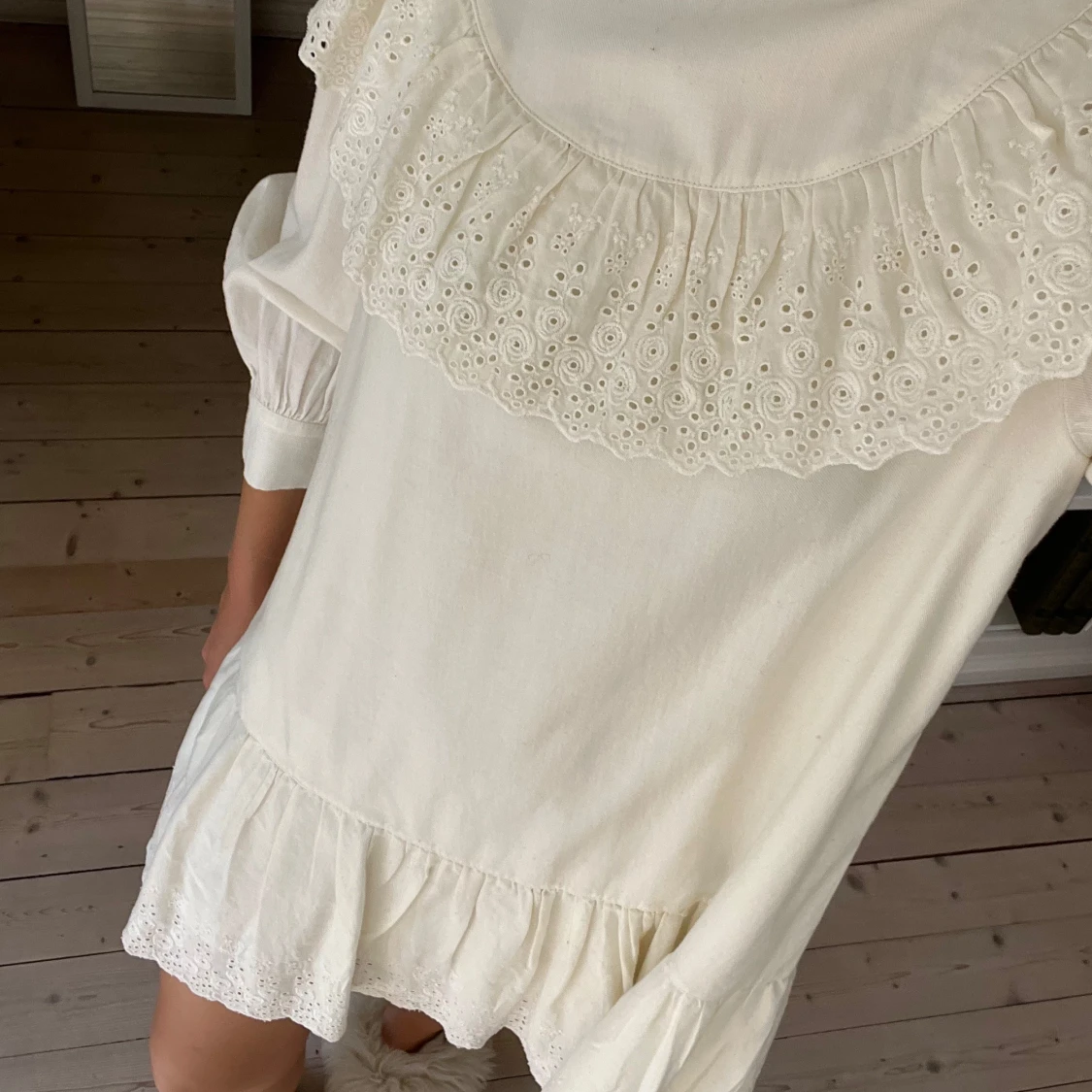 Vit kort klänning med spetsvolang - 1