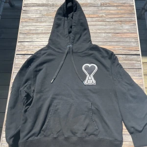 Svart ami paris hoodie  - En äkta svart hoodie från Ami paris i storlek M. I väldigt bra skick och kvitto finns! Bara att höra av sig om du har några funderingar! Nypris cirka 5000kr.