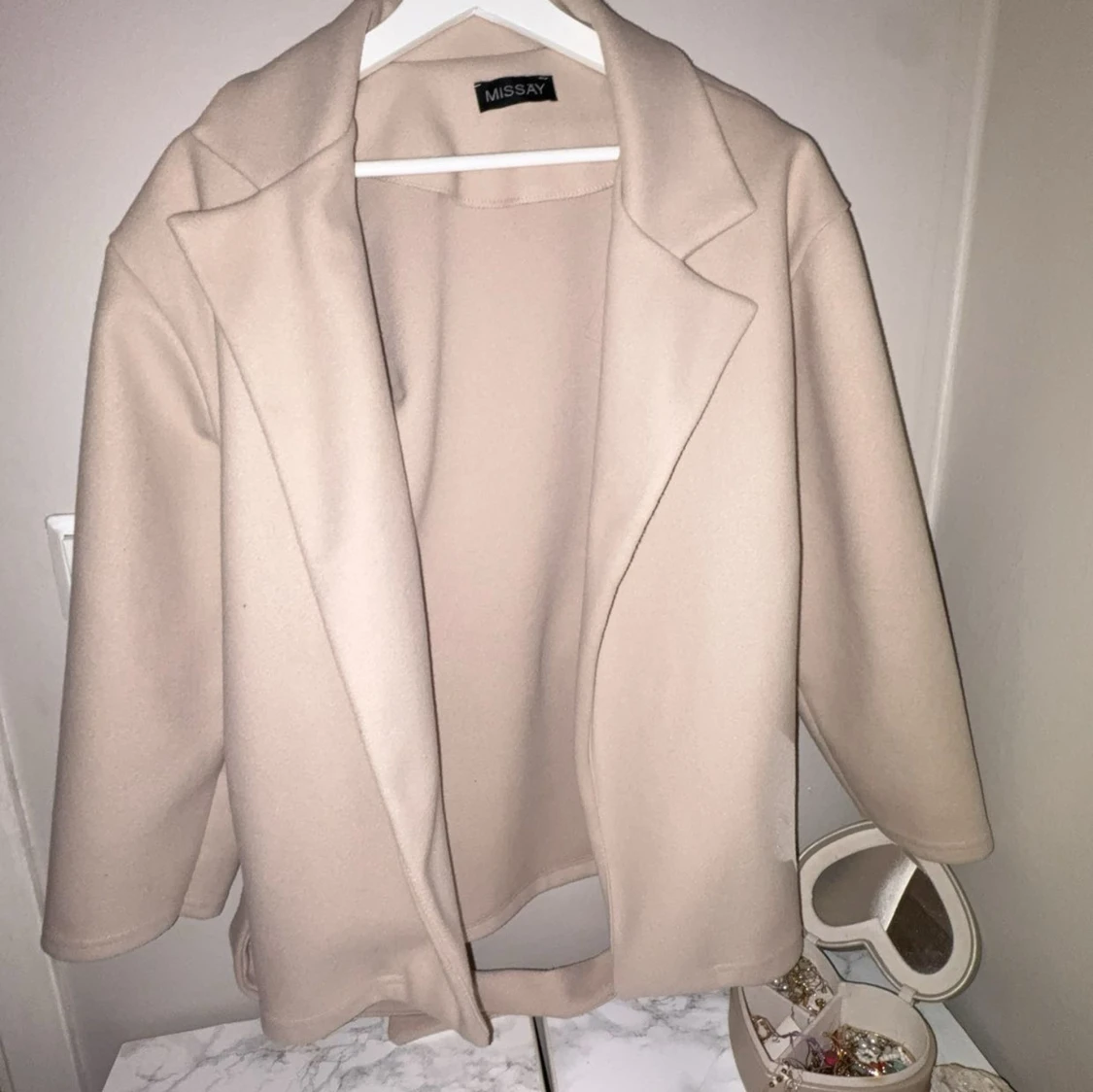 Beige kappa med bälte från SAYSAY - 1